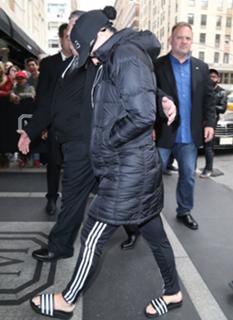 Katy Perry feet photo thumbnail