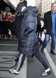 Katy Perry feet photo thumbnail