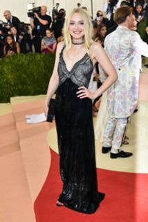 Dakota Fanning feet photo thumbnail