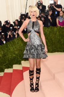 Taylor Swift feet photo thumbnail