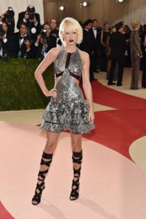 Taylor Swift feet photo thumbnail