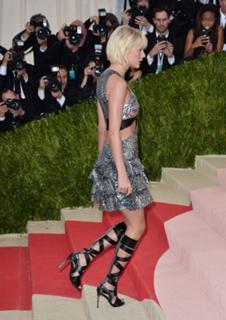 Taylor Swift feet photo thumbnail