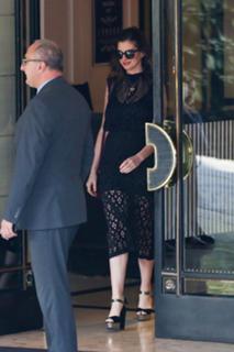 Anne Hathaway feet photo thumbnail
