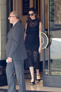 Anne Hathaway feet photo thumbnail