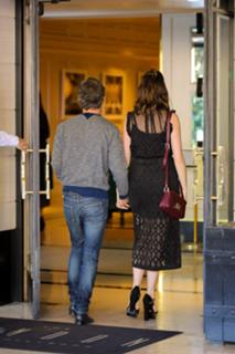 Anne Hathaway feet photo thumbnail