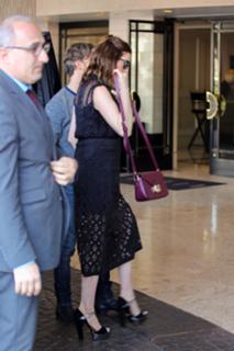 Anne Hathaway feet photo thumbnail