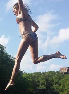 Rebecca Romijn feet photo thumbnail
