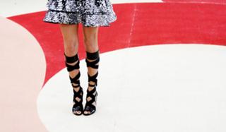 Taylor Swift feet photo thumbnail