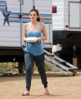 Bella Thorne feet photo thumbnail