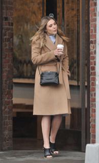 Elizabeth Olsen feet photo thumbnail