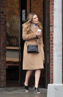 Elizabeth Olsen feet photo thumbnail