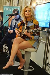 Pixie Lott feet photo thumbnail