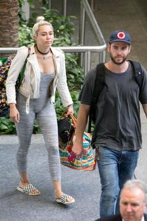 Miley Cyrus feet photo thumbnail