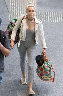 Miley Cyrus feet photo thumbnail