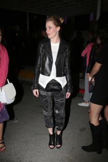 Elizabeth Banks feet photo thumbnail