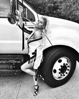 Jessica Simpson feet photo thumbnail