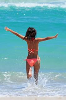 Victoria Justice feet photo thumbnail