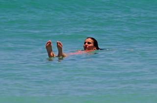 Victoria Justice feet photo thumbnail