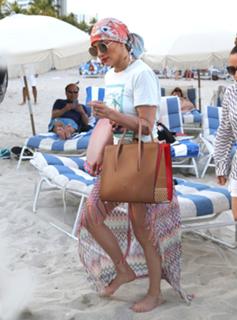 Jennifer Lopez feet photo thumbnail
