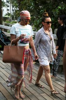 Jennifer Lopez feet photo thumbnail
