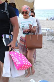Jennifer Lopez feet photo thumbnail