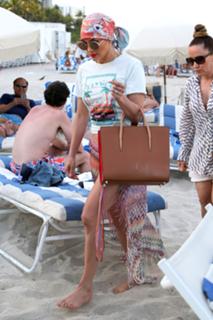 Jennifer Lopez feet photo thumbnail