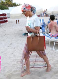 Jennifer Lopez feet photo thumbnail