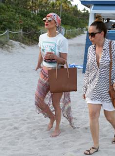 Jennifer Lopez feet photo thumbnail