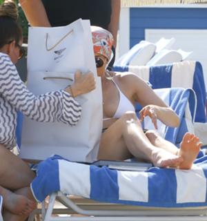 Jennifer Lopez feet photo thumbnail
