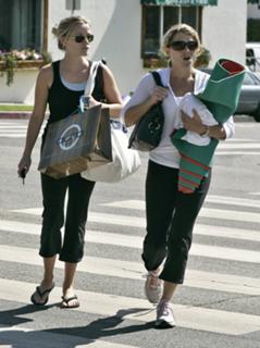Reese Witherspoon feet photo thumbnail