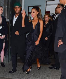 Ariana Grande feet photo thumbnail