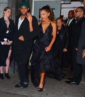 Ariana Grande feet photo thumbnail
