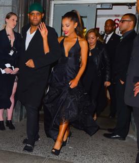 Ariana Grande feet photo thumbnail