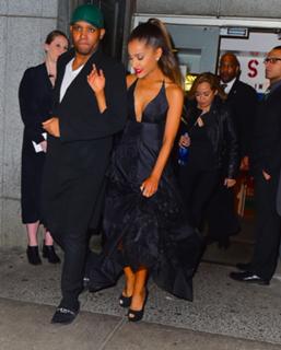 Ariana Grande feet photo thumbnail