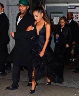 Ariana Grande feet photo thumbnail