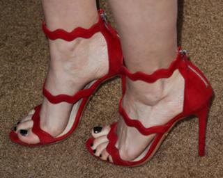 Kate Mara feet photo thumbnail