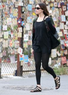 Liv Tyler feet photo thumbnail
