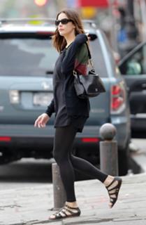 Liv Tyler feet photo thumbnail