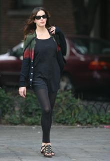 Liv Tyler feet photo thumbnail