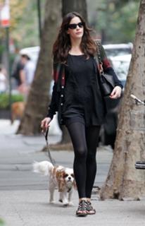 Liv Tyler feet photo thumbnail