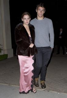 Riley Keough feet photo thumbnail