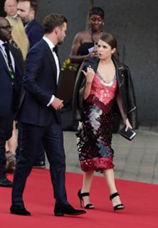 Anna Kendrick feet photo thumbnail