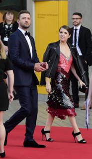 Anna Kendrick feet photo thumbnail