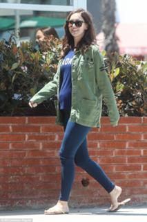 Megan Fox feet photo thumbnail