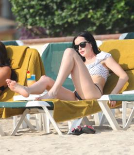 Krysten Ritter feet photo thumbnail