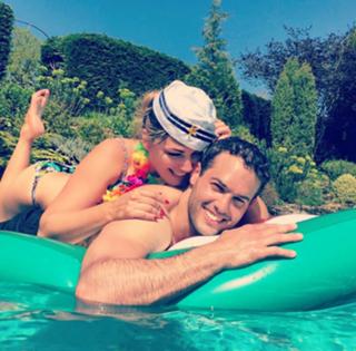 Kelly Brook feet photo thumbnail