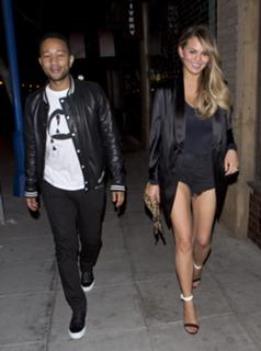 Chrissy Teigen feet photo thumbnail