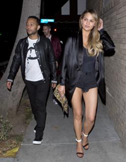 Chrissy Teigen feet photo thumbnail