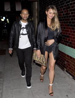 Chrissy Teigen feet photo thumbnail