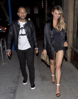 Chrissy Teigen feet photo thumbnail